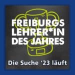 ein comichaft gezeichneter Pokal in neongrün vor einem schwarzen Tafelhintergrund, darüber die Wort-Bild-Marke Freiburgs Lehrer*in des Jahres, darunter Bildtext: »Die Suche '23 läuft«